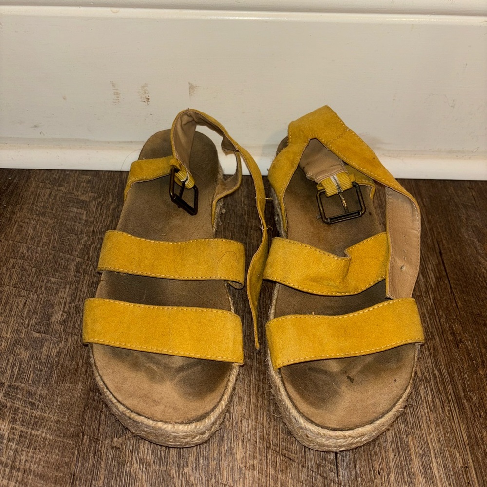 Universal Thread yellow espadrilles sandals buckle clasp platform
